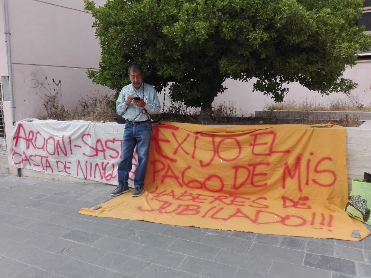 JUBILADO SE ENCADENÓ PARA EXIGIR SUS HABERES