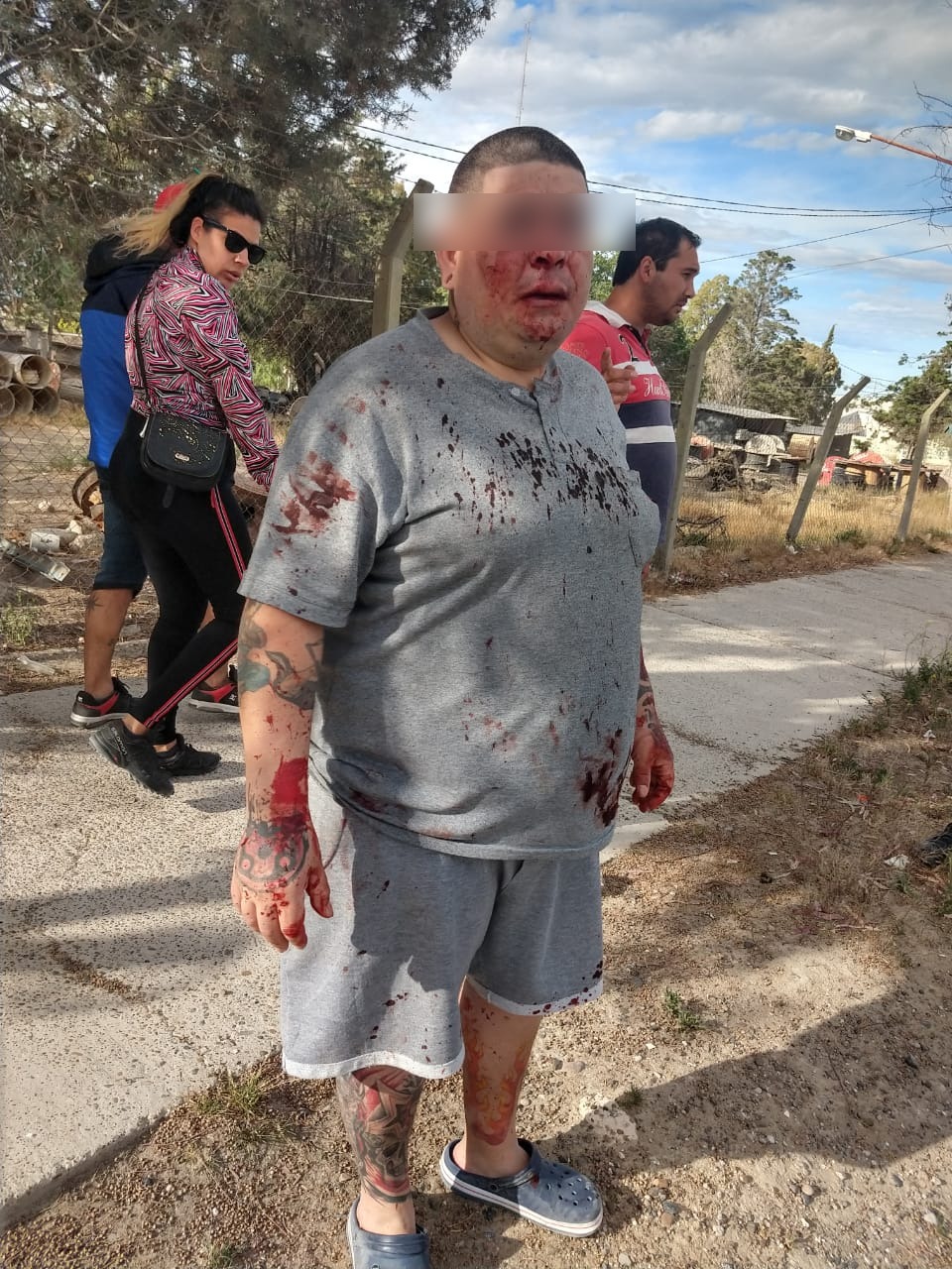 Tocó a una mujer en una plaza y compañeros de gimnasio le dieron una golpiza