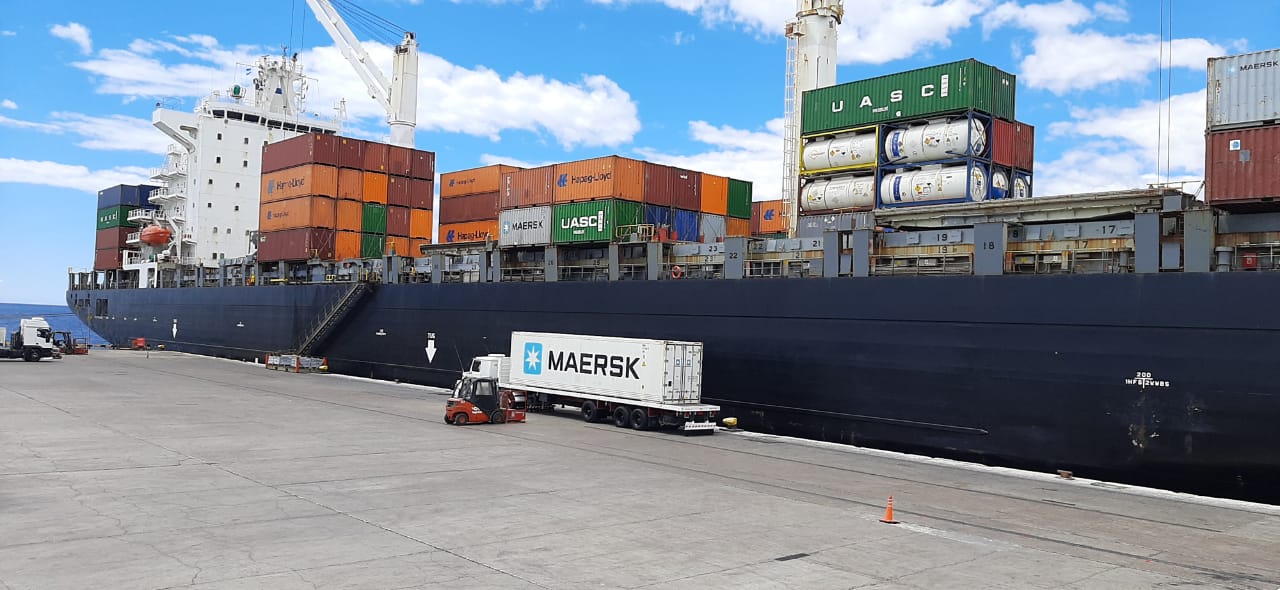 Por primera vez en el Muelle Storni amarró un buque portacontenedores de gran tamaño