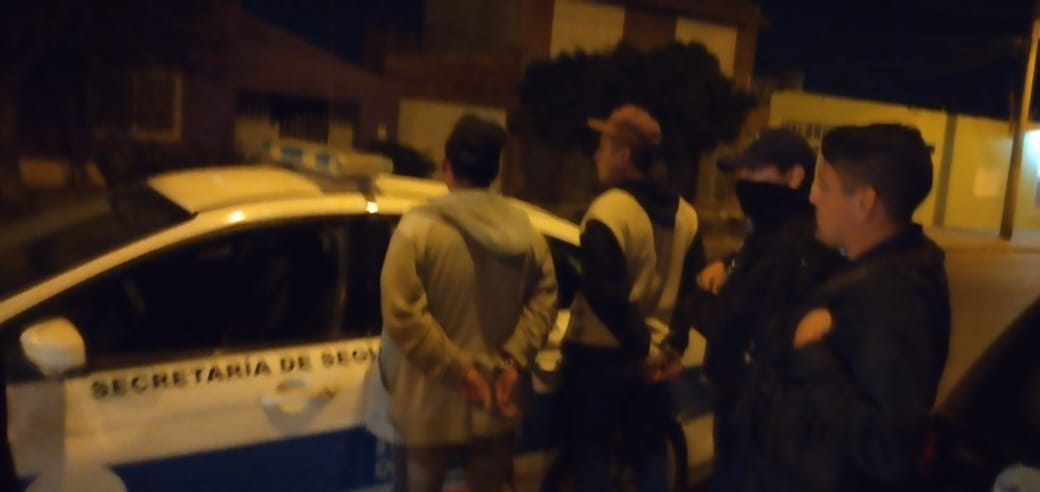 DOS JÓVENES DETENIDOS POR ROBAR GRIFERÍA Y JUEGO DE BAÑO COMPLETO