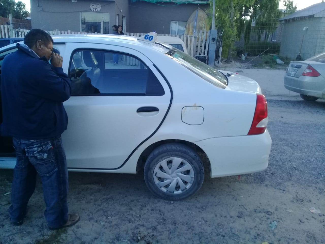 DENUNCIARON QUE UN TAXISTA QUISO SECUESTRAR A SU HIJO, LO GOLPEARON Y LE ROBARON: QUEDARON TODOS DETENIDOS