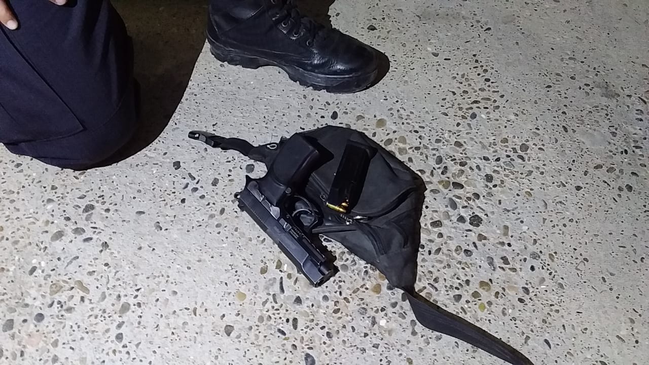 LO DEMORARON POR CIRCULAR EN VÍA PÚBLICA CON UN ARMA