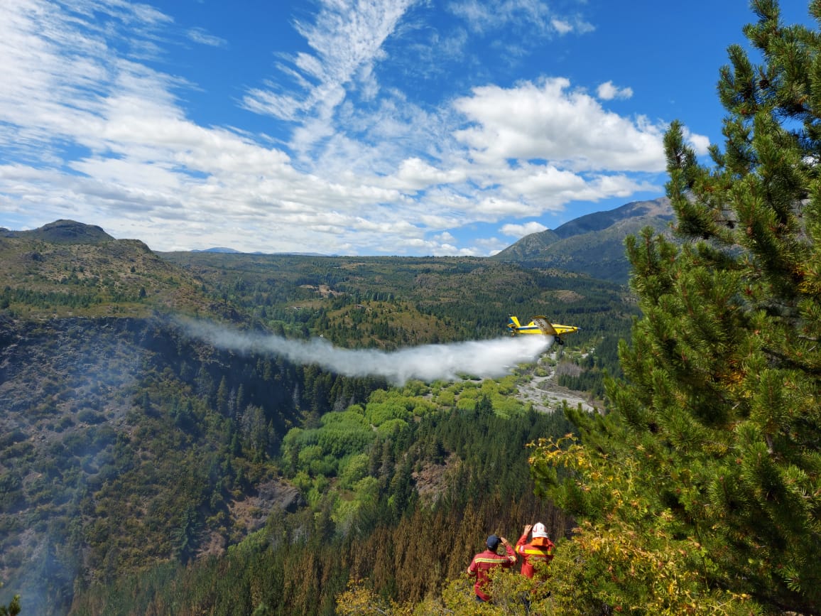 CORDILLERA: REFUERZAN EL OPERATIVO EN EL SECTOR DEL INCENDIO QUE AFECTA A CHUBUT