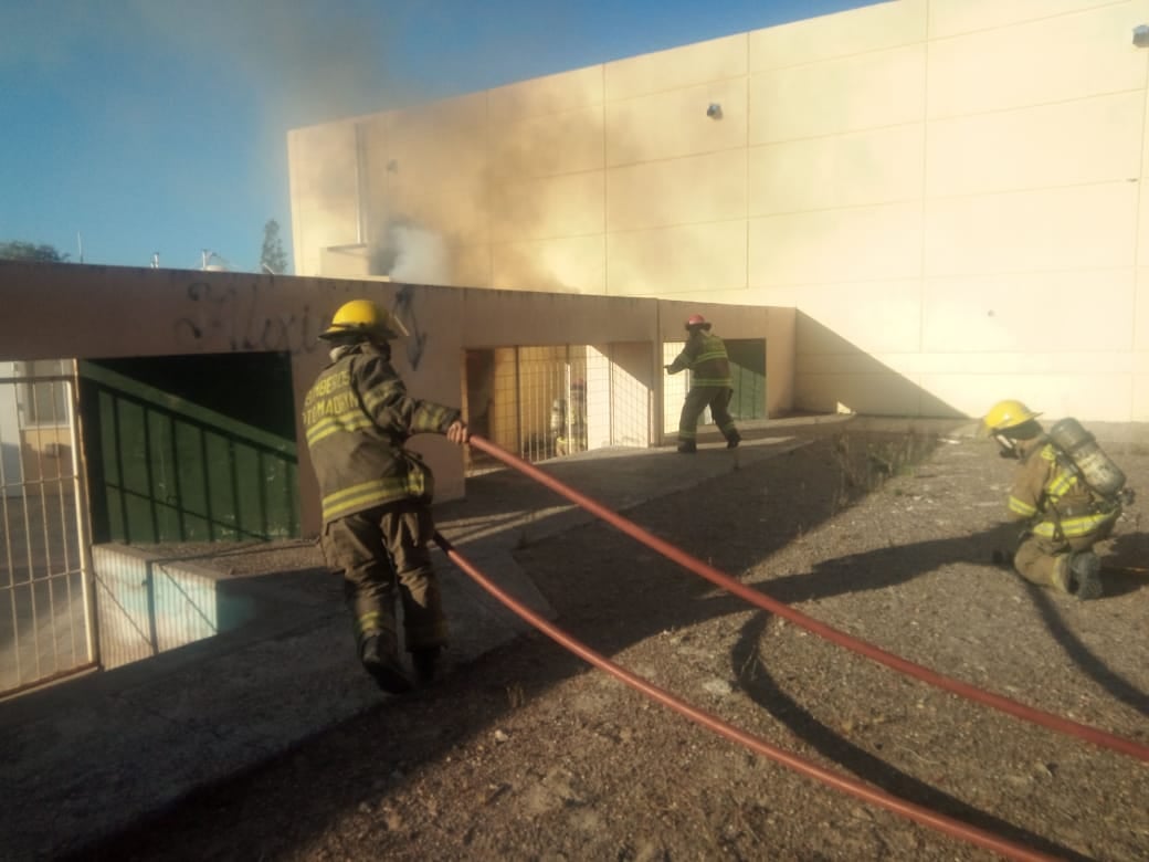BOMBEROS ACUDIERON A UN INCENDIO EN LA ESCUELA 49