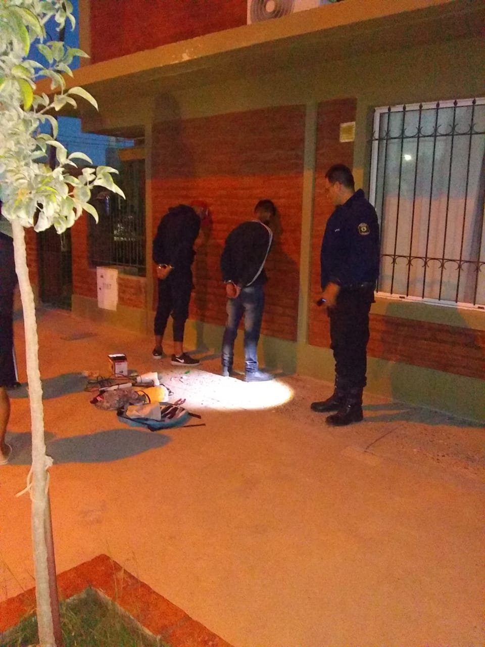 ROBARON, LOS DETUVIERON Y A LOS POCOS MINUTOS QUEDARON EN LIBERTAD
