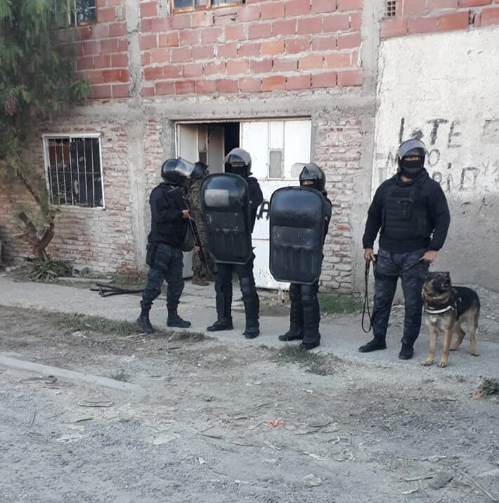 DETUVIERON DOS PERSONAS TRAS VARIOS ALLANAMIENTOS