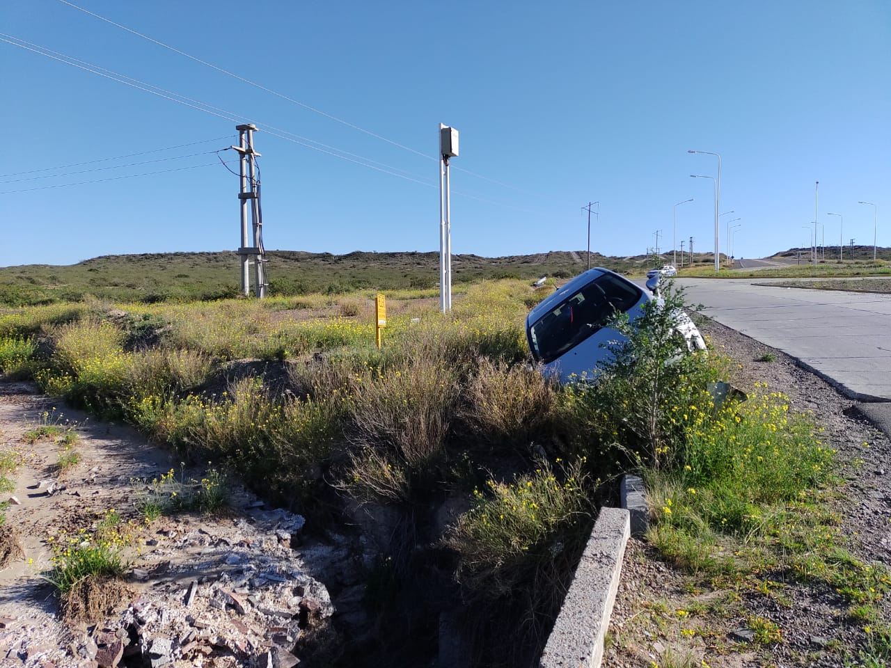 ENCUENTRAN VEHÍCULO COLISIONADO CONTRA EL GARDARAIL