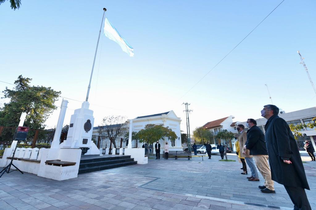 FUNCIONARIOS PROVINCIALES IZARON EL PABELLÓN NACIONAL EN CONMEMORACIÓN DEL 211º ANIVERSARIO DE LA REVOLUCIÓN DE MAYO EN RAWSON