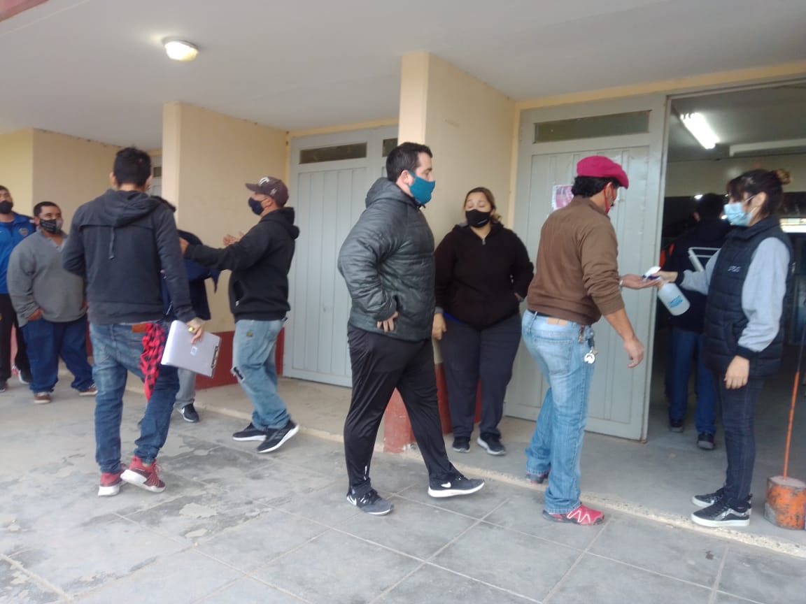 TRABAJADORES DEL ÁREA DE FORESTACIÓN DE LA MUNICIPALIDAD FUERON VACUNADOS
