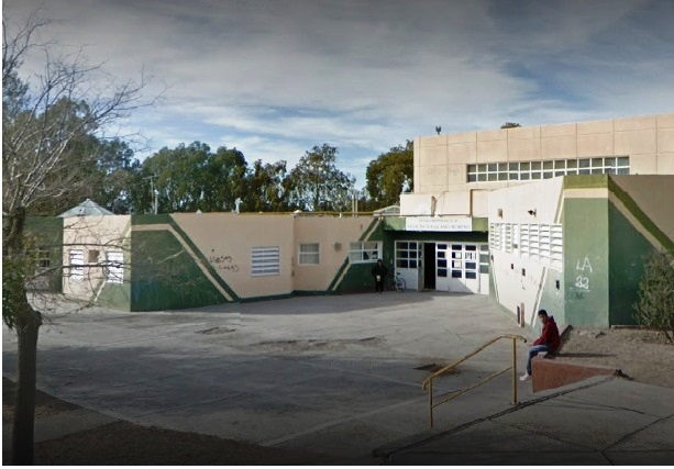 TRABAJAN PARA REPARAR EL GAS EN LA ESCUELA Nº 49 DE PUERTO MADRYN