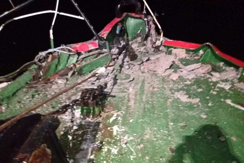 BARCO PESQUERO IMPACTÓ CONTRA EL MUELLE STORNI