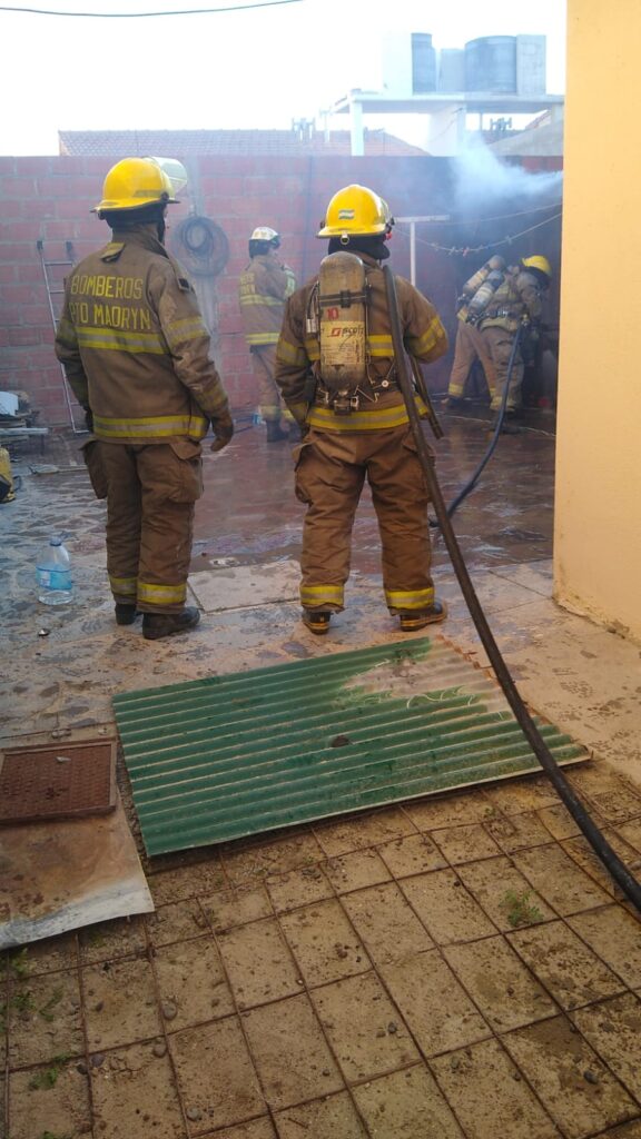 BOMBEROS ACUDIERON A UN INCENDIO DE VIVIENDA
