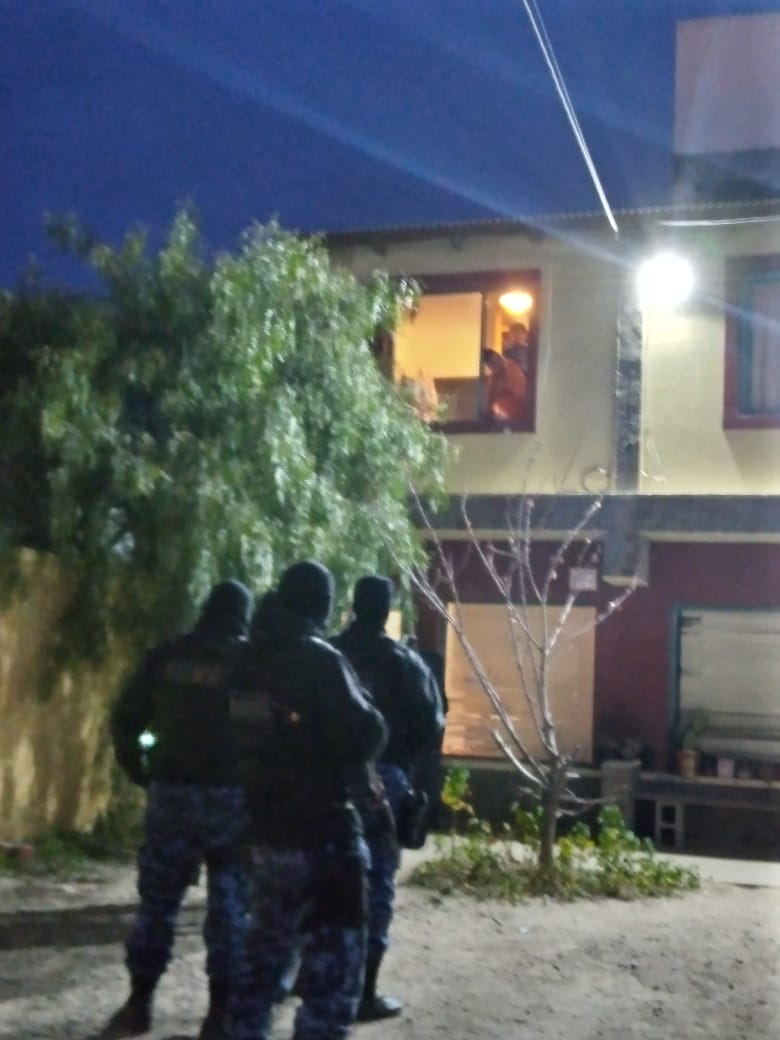 POLICÍAS FUERON POR UN CONFLICTO FAMILIAR Y ENCONTRARON 9 PLANTAS DE MARIHUANA