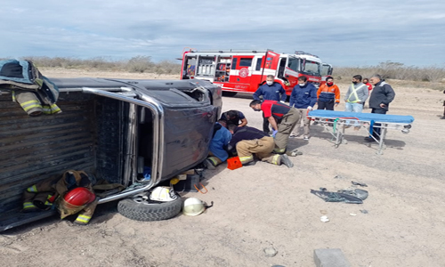 PERSONA QUEDÓ ATRAPADA EN SU CAMIONETA TRAS VOLCAR