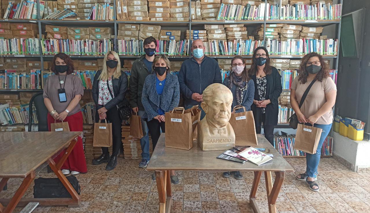 ENTREGA DE LIBROS A BIBLIOTECAS DE LA CIUDAD