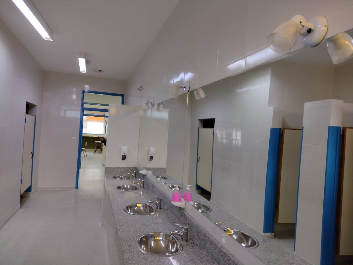 Provincia refaccionó el sector de sanitarios de la Escuela N° 710 de Puerto Madryn