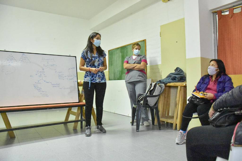 NUEVO CURSO DE MANIPULACIÓN DE ALIMENTOS PARA VECINOS DE LOS BARRIOS GÜEMES, ROQUE AZZOLINA Y MANUEL DEL VILLAR