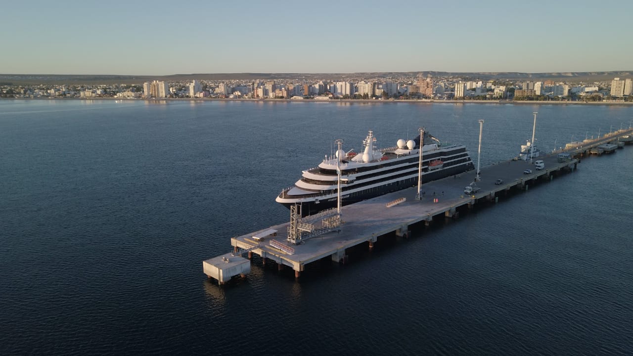 AMARRÓ EL PRIMER CRUCERO DE LA TEMPORADA 2021-2022