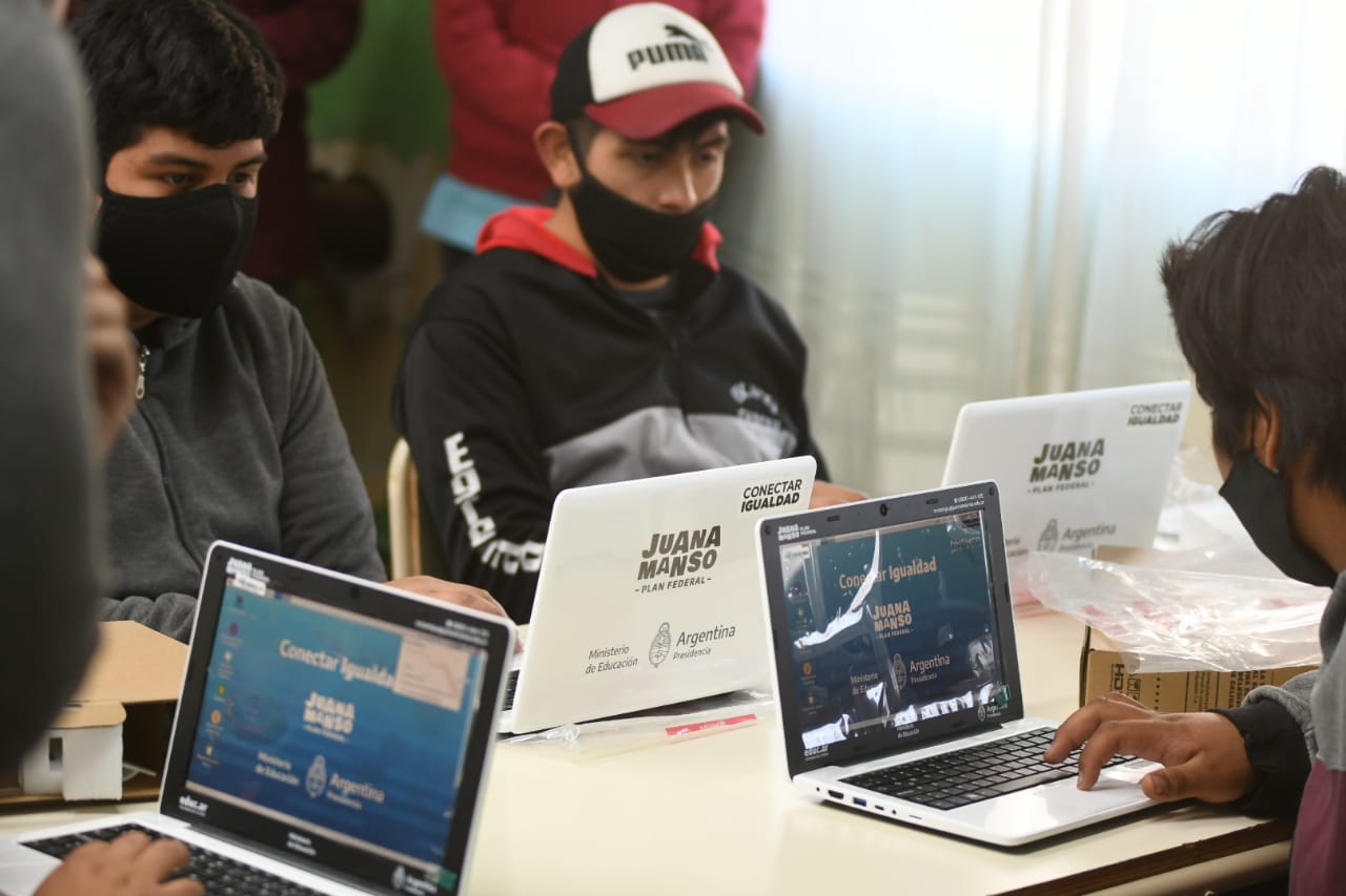 COMENZÓ EN CHUBUT LA DISTRIBUCIÓN DE NETBOOKS DEL PLAN FEDERAL JUANA MANSO