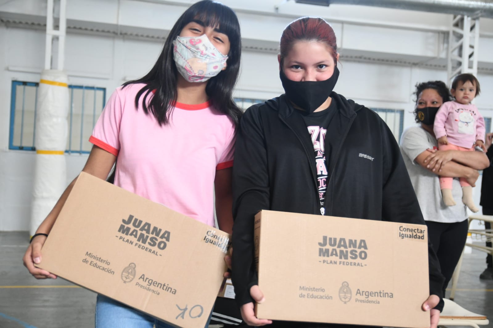 ENTREGARON NOTEBOOKS A ESTUDIANTES DE LA ESCUELA 7707