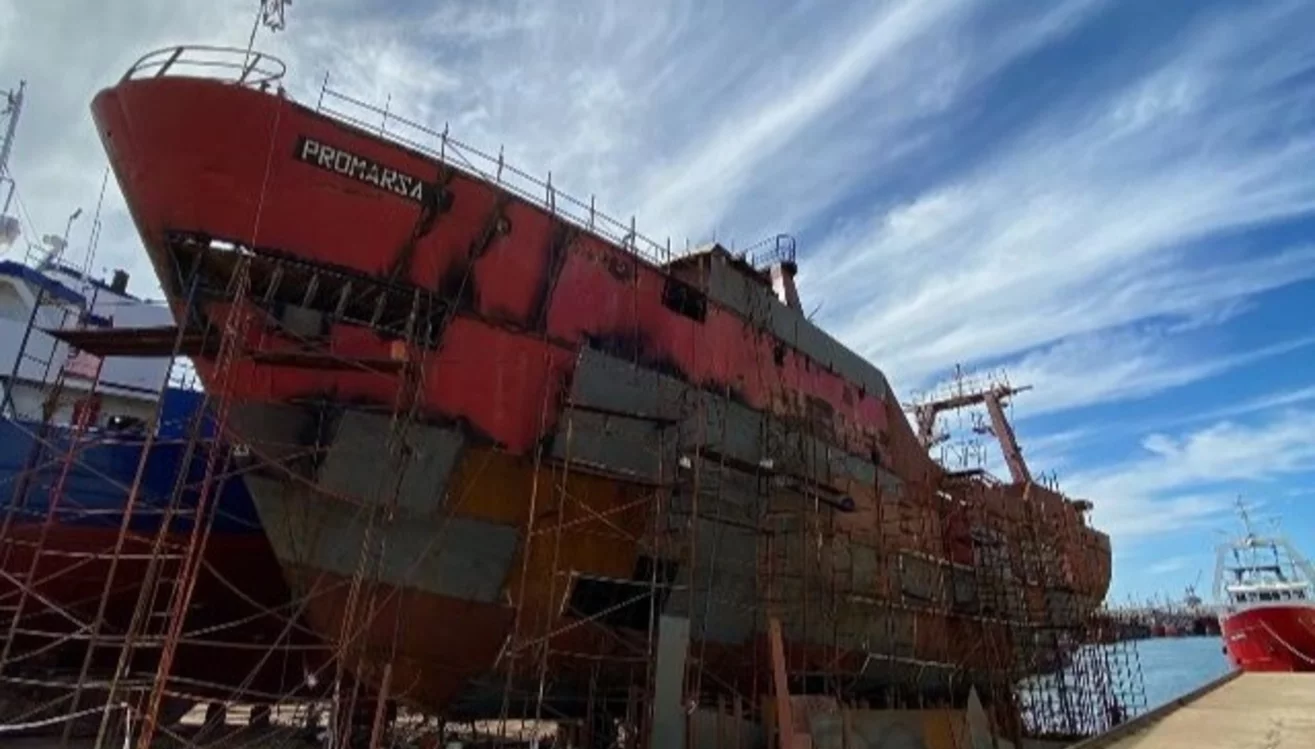 RED CHAMBER RECUPERÓ UN BUQUE QUE ESTABA SEMIHUNDIDO