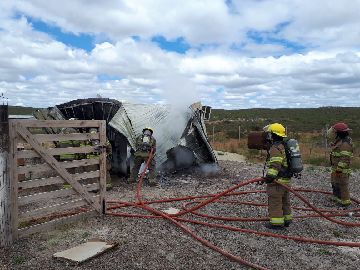 FUEGO DESTRUYÓ POR COMPLETO UNA CASA PRECARIA