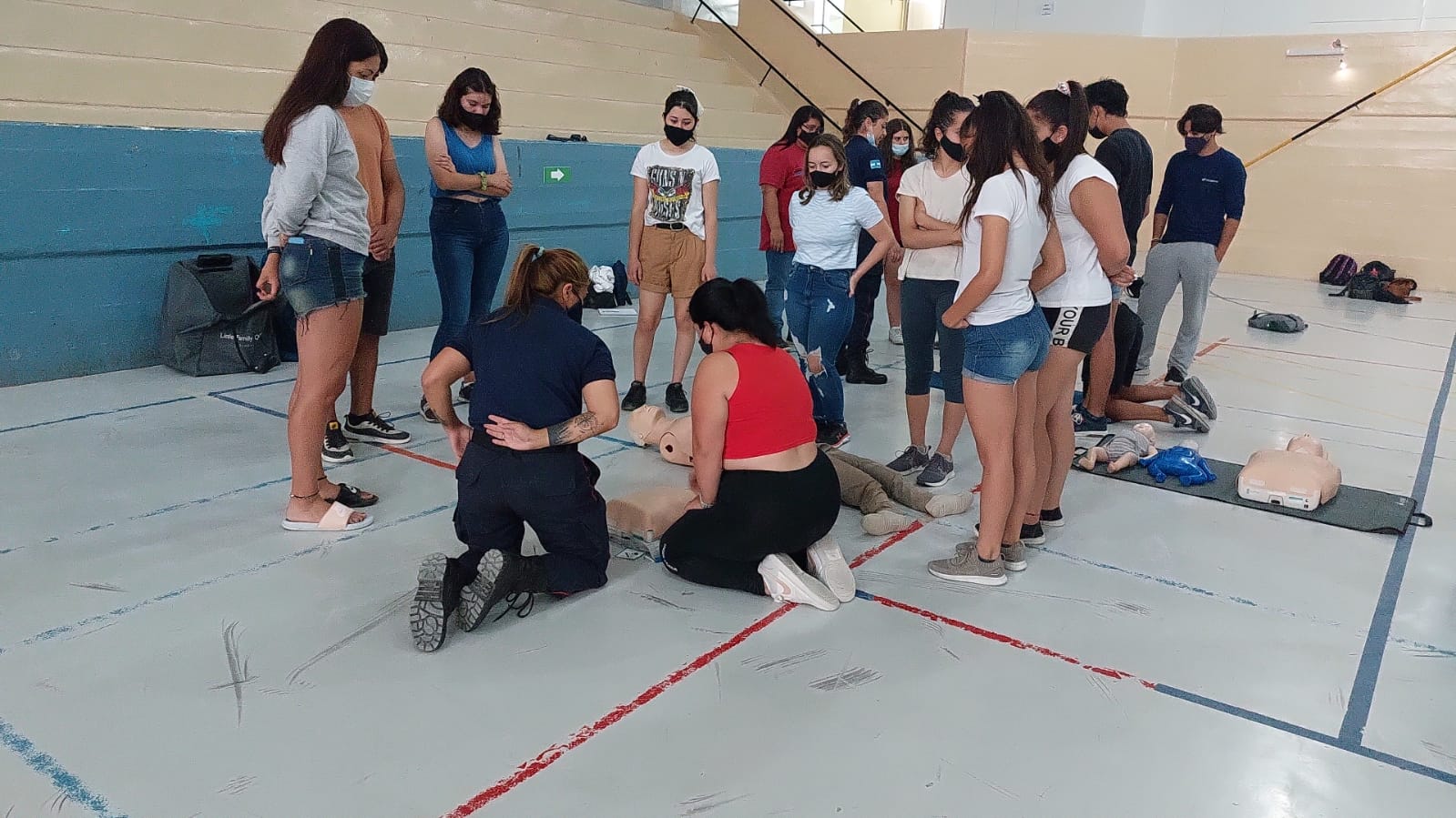 CAPACITAN EN PRIMEROS AUXILIOS A PERSONAL DE LA COLONIA DE VACACIONES MUNICIPAL