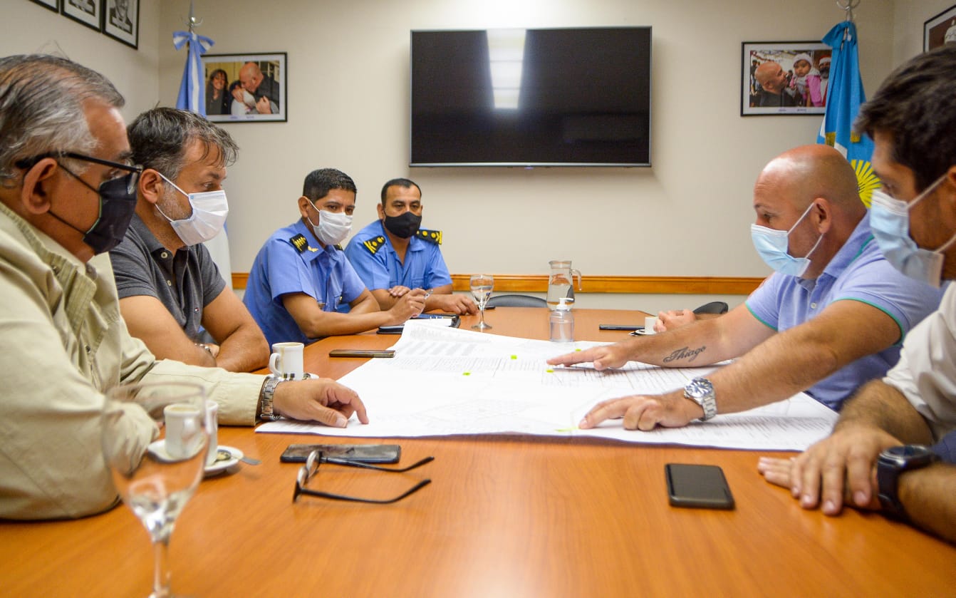 REUNIÓN PARA FORTALECER LA SEGURIDAD EN DISTINTOS BARRIOS DE MADRYN