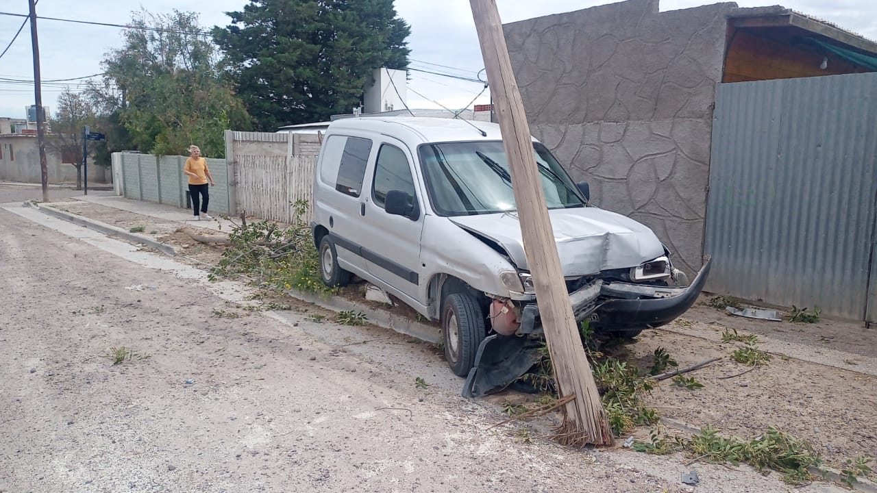 MANEJABA BORRACHO Y CHOCÓ CONTRA UN POSTE DE LUZ