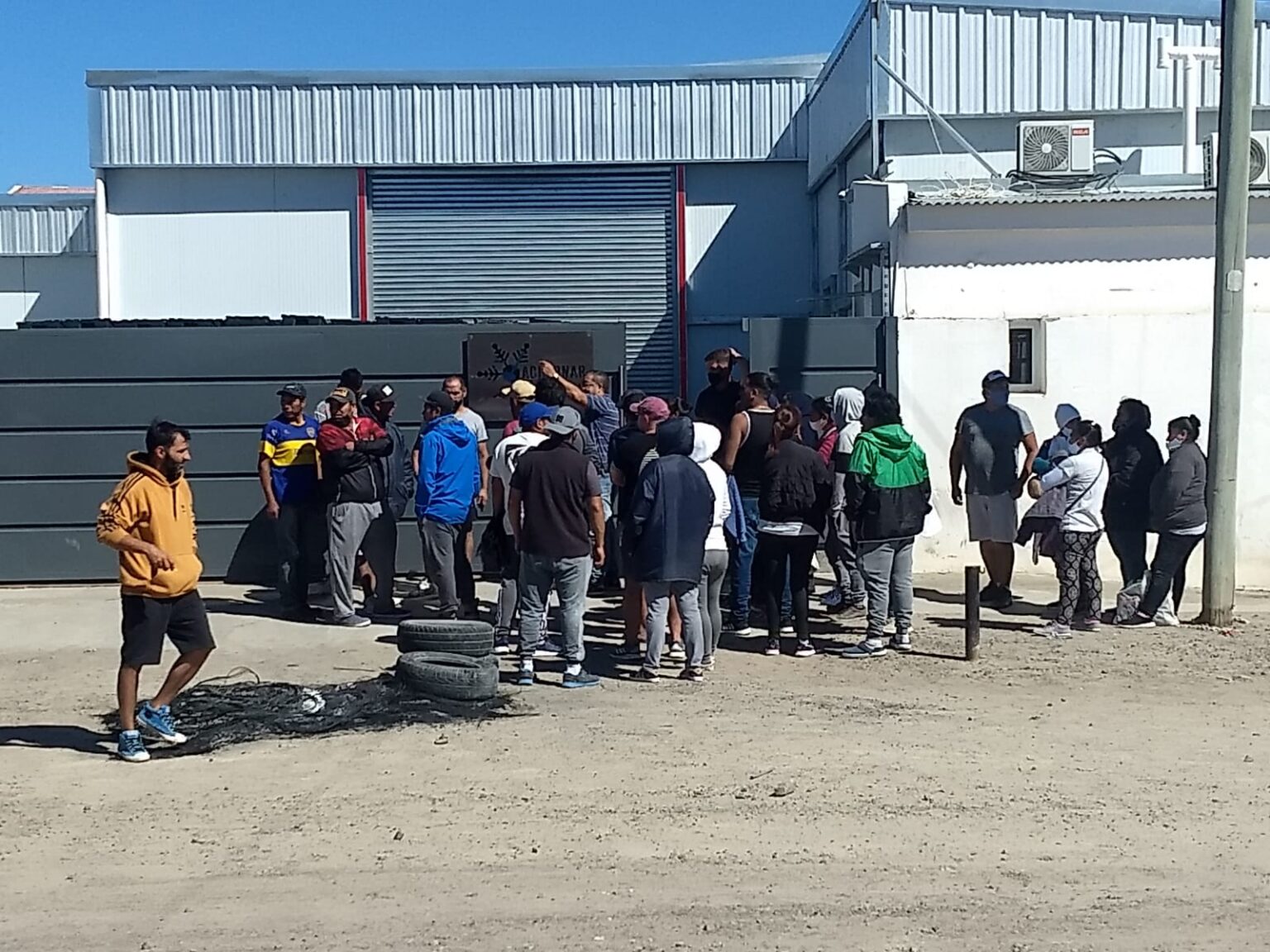 TRABAJADORES DE ACHERNAR RECLAMAN QUE SE LES PAGUE LAS HORAS TRABAJADAS