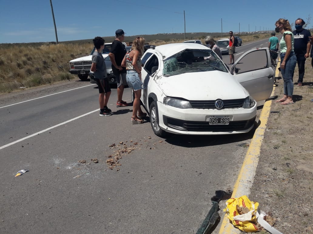 UNA MUJER FUE HOSPITALIZADA TRAS VOLCAR CON SU VEHÍCULO