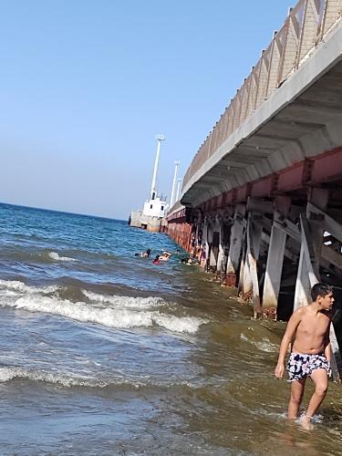 USÓ EL MUELLE COMO TRAMPOLÍN Y FUE DEMORADO