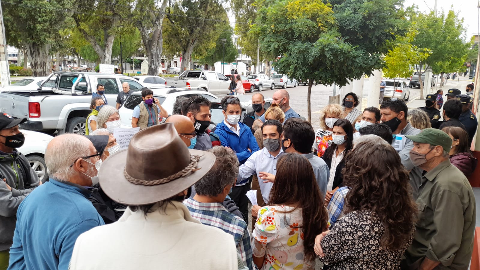 VECINOS DE EL DORADILLO MARCHARON HASTA EL CONCEJO DELIBERANTE