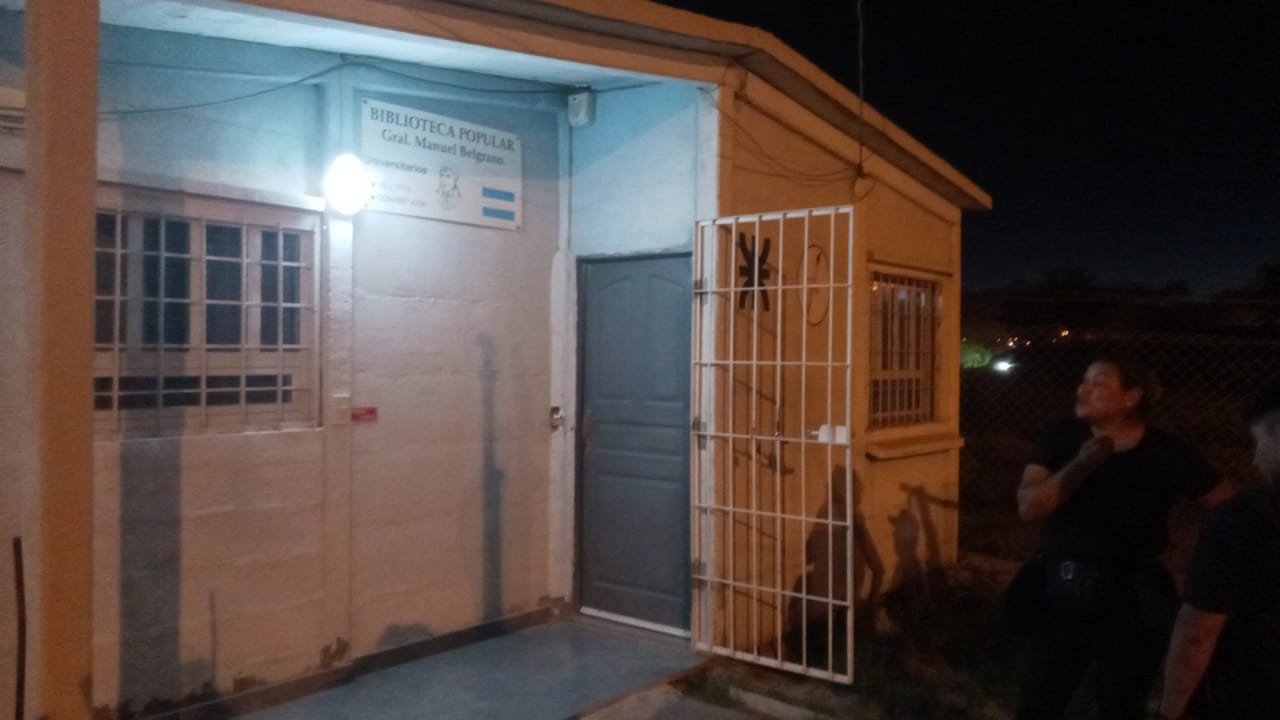 BORRACHO INTENTÓ ENTRAR POR LA FUERZA A LA BIBLIOTECA POPULAR MANUEL BELGRANO