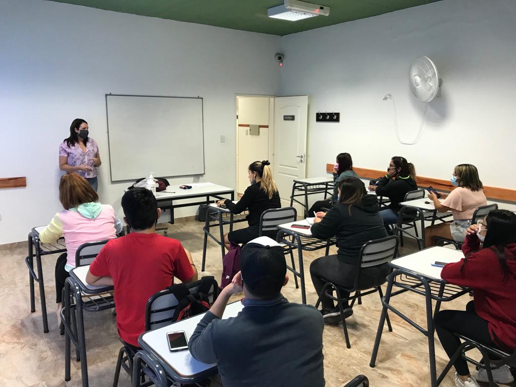 INICIARON LOS CURSOS  DE  “ATENCIÓN AL CLIENTE» Y “LÍNEA DE CAJA, REPOSICIÓN Y ATENCIÓN AL PÚBLICO”