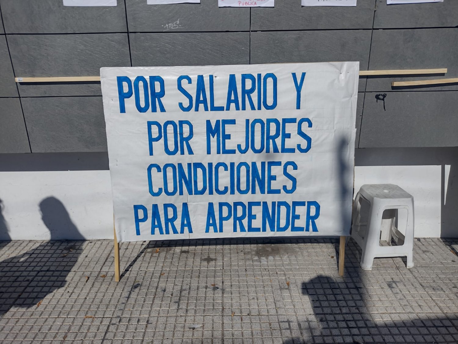 DOCENTES SE MOVILIZARON HASTA RAWSON