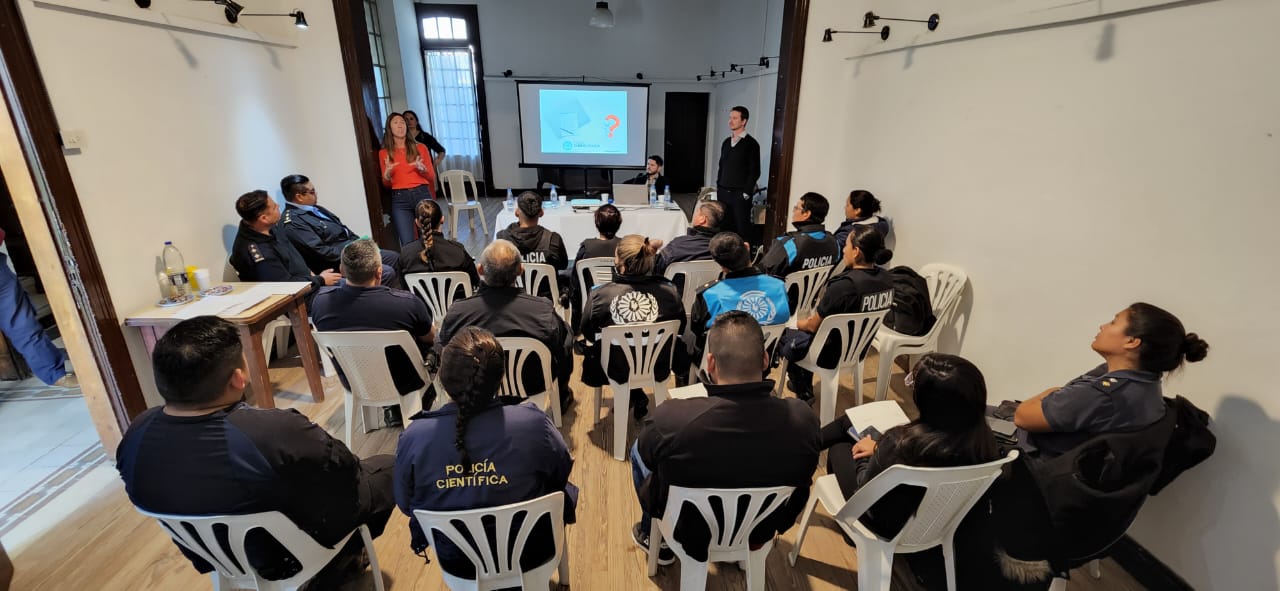 CAPACITARON A POLICÍAS EN CIBERDELITOS
