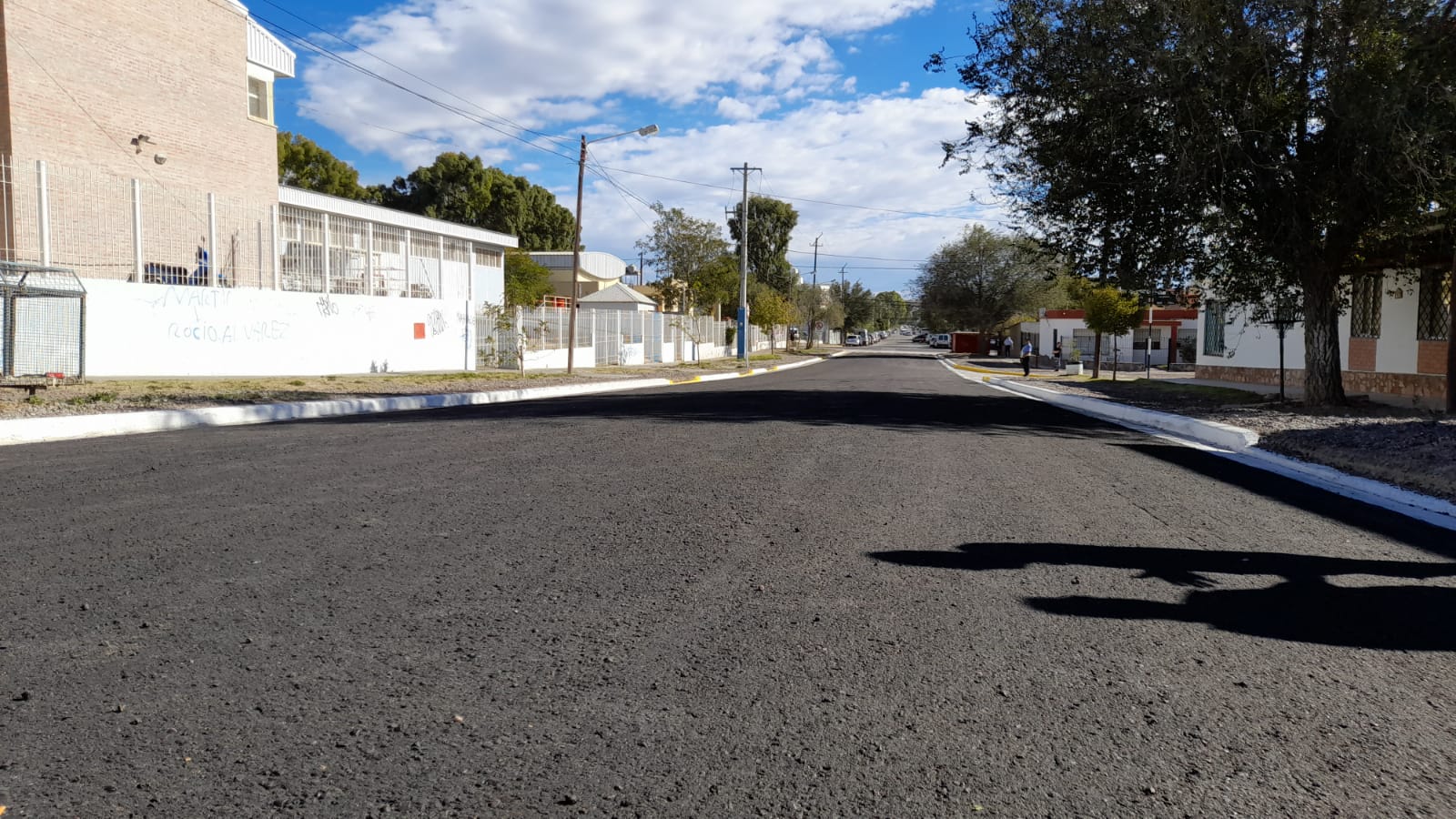 QUEDÓ INAUGURADO EL ASFALTO EN CALLE ROSALES