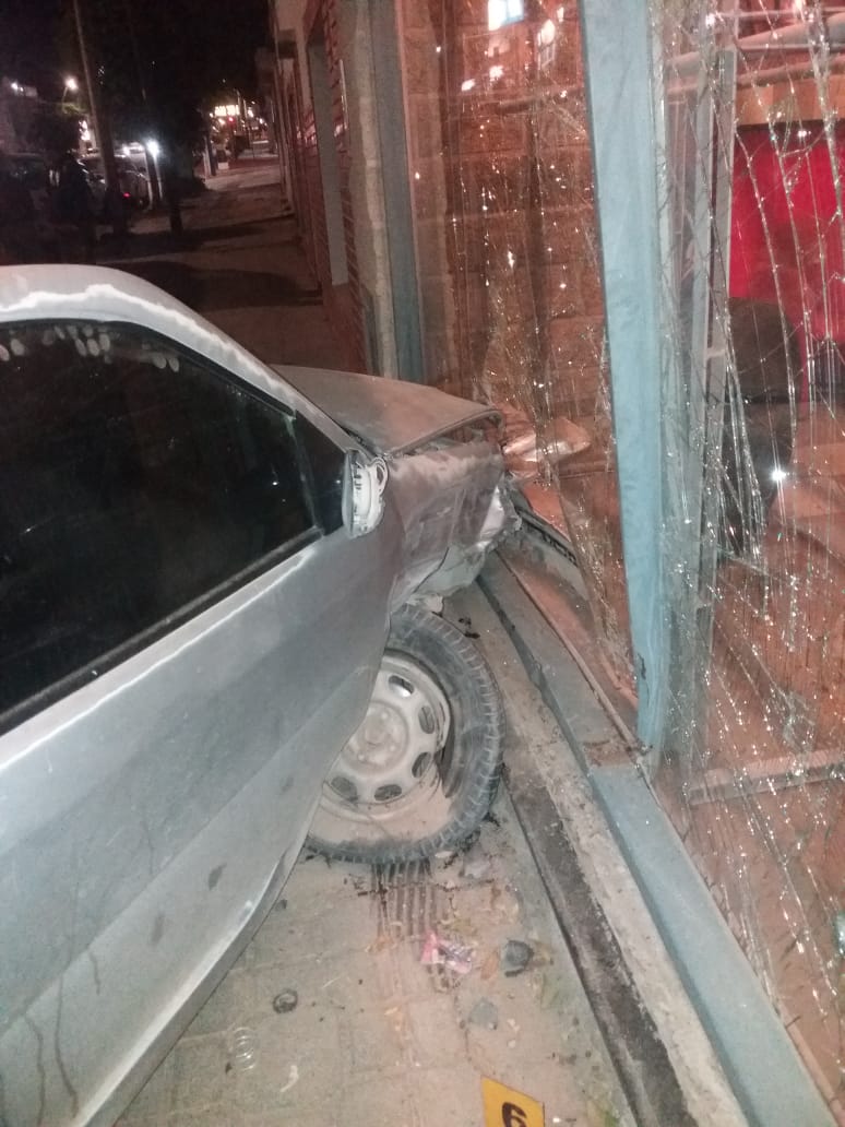 CHOCÓ DOS AUTOS Y CASI SE METE ADENTRO DE UN LOCAL