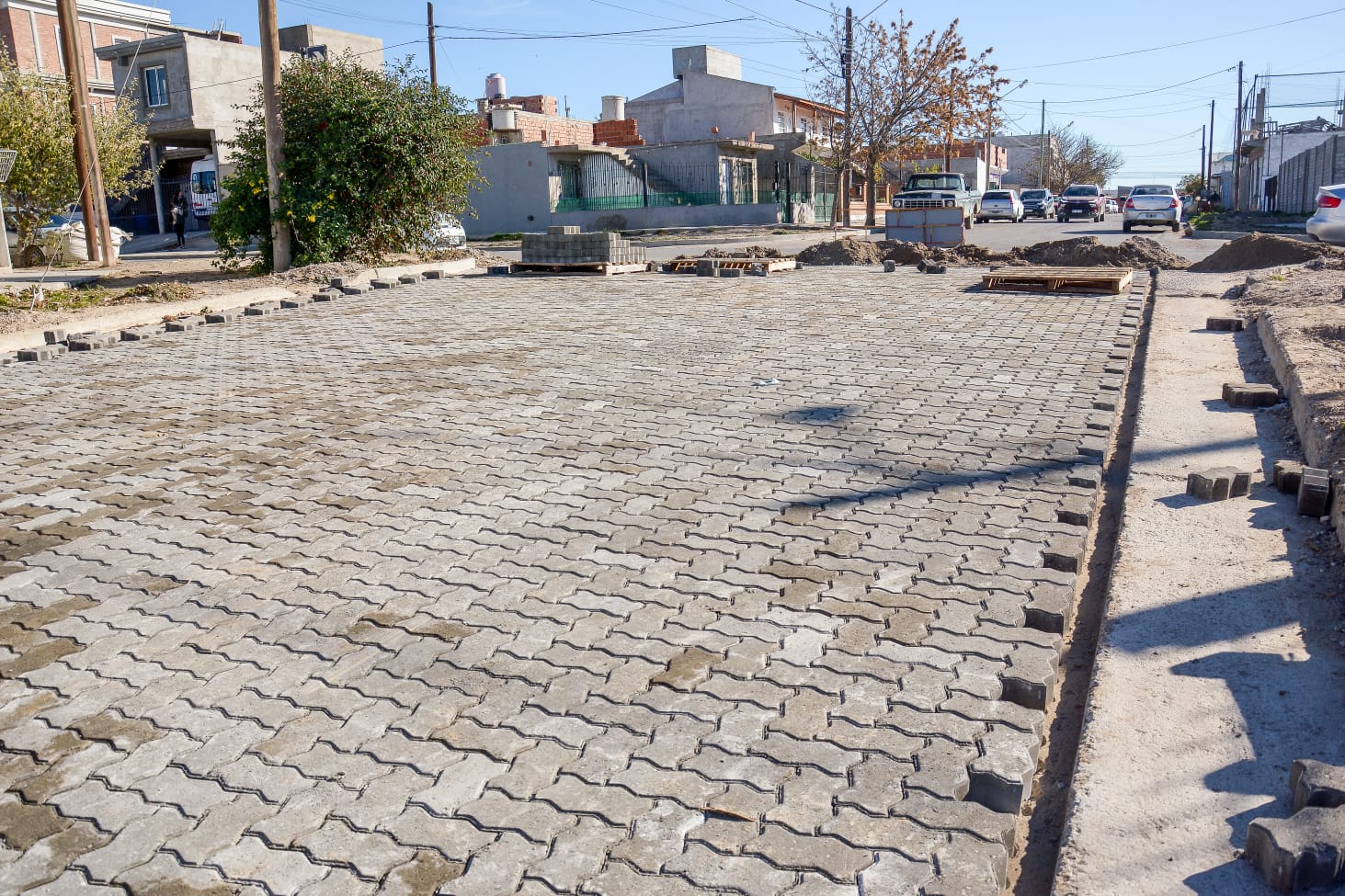 EL INTENDENTE RECORRIÓ LA OBRA DE ADOQUINADO QUE SE ESTÁ REALIZANDO EN LA CALLE ROSARIO