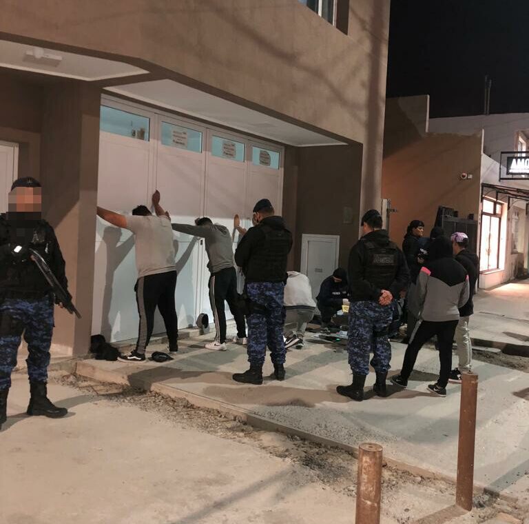 LOS PARARON PARA UN CONTROL DE RUTINA Y TENÍAN MARIHUANA