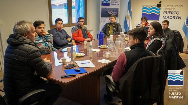 ALUMNOS DE LA CARRERA DE INGENIERÍA VISITARON EL MUELLE STORNI