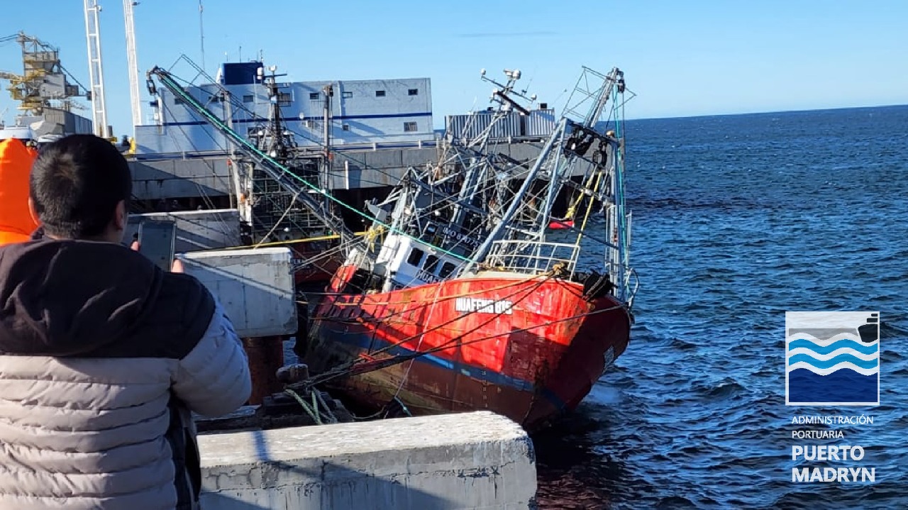 IMPORTANTE OPERATIVO EN EL MUELLE STORNI PARA LIBERAR UN BUQUE