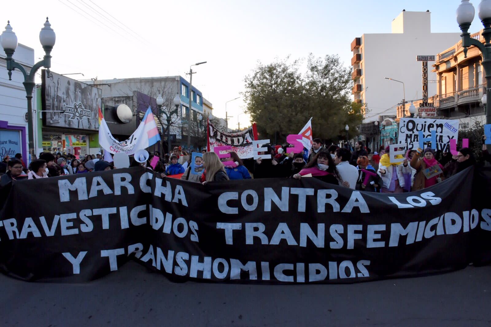 TRELEW SE MOVILIZÓ EN RECHAZO A LOS TRAVESTICIDIOS, TRANSFEMICIDIOS Y TRANSHOMICIDIOS