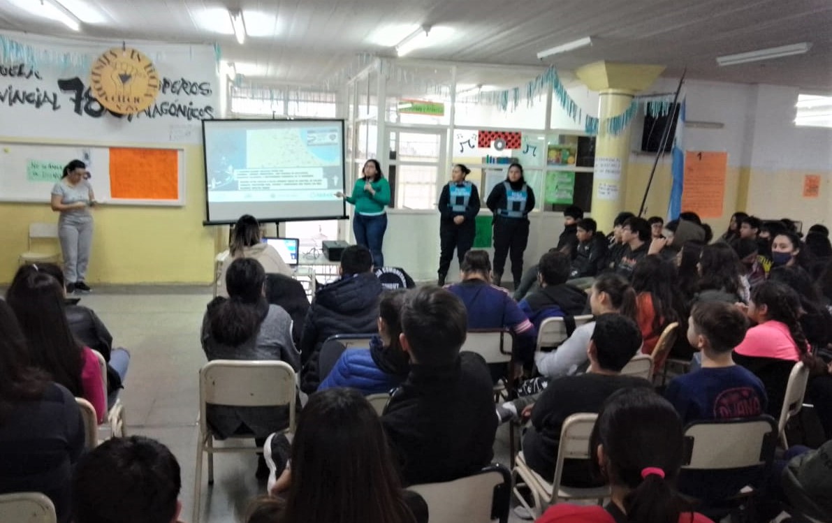 POLICÍA COMUNITARIA DE PUERTO MADRYN REALIZÓ ACTIVIDADES EN LA ESCUELA N° 785