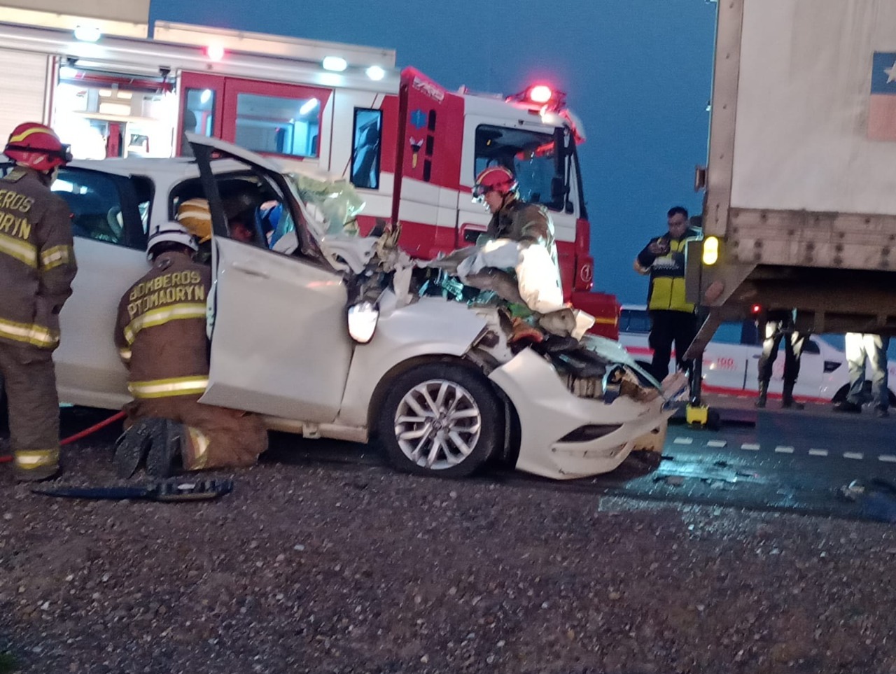 BOMBEROS DE MADRYN RESCATARON A UN HOMBRE ATRAPADO EN UN AUTO QUE COLISIONÓ CON UN CAMIÓN ESTACIONADO