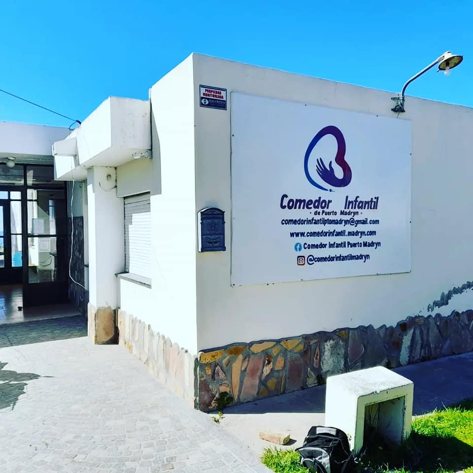 Muestra de arte solidaria en el Portal de Madryn a beneficio del Comedor Infantil