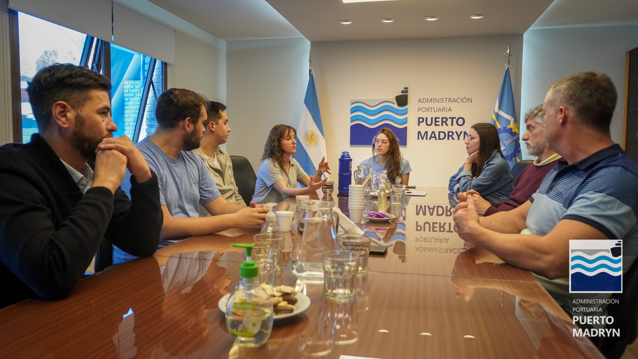 ALUMNOS DE A COMERCIO EXTERIOR VISITARON EL PUERTO