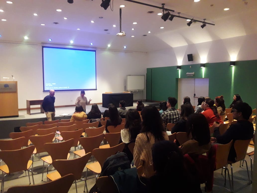 ESTUDIANTES UNIVERSITARIOS SE CAPACITARON SOBRE LA MUESTRA “OCÉANOS: VOLVERSE AZUL”