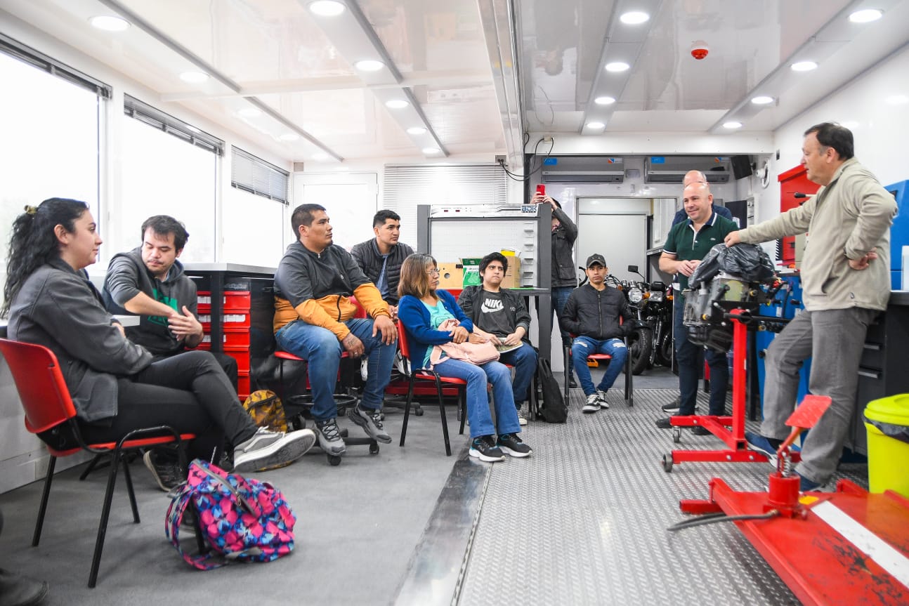 SASTRE VISITÓ EL AULA TALLER MÓVIL, DONDE SE REALIZA UN CURSO DE AUXILIAR MECÁNICO DE MOTORES NAFTEROS